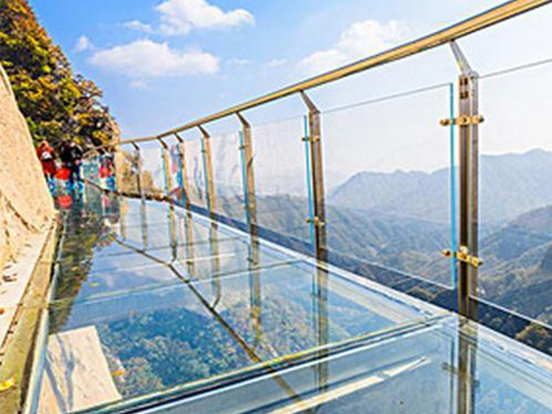 玻璃吊橋受到外國人質(zhì)疑，不遠(yuǎn)萬里來砸橋，結(jié)局讓人很無奈